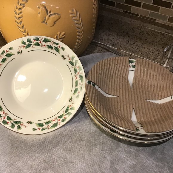 4 Budlet Ivory Christmas Holly Traditions 8" Bowls. Vintage Fine China - Picture 1 of 5